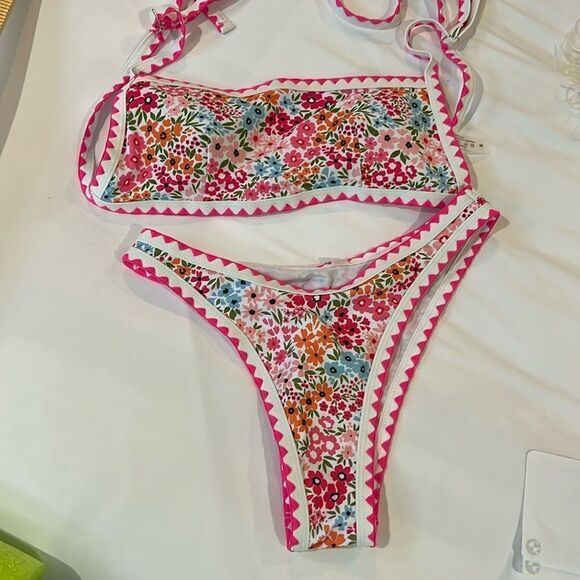 Other - NWOT FLORAL BIKINI. Size Medium. WU101